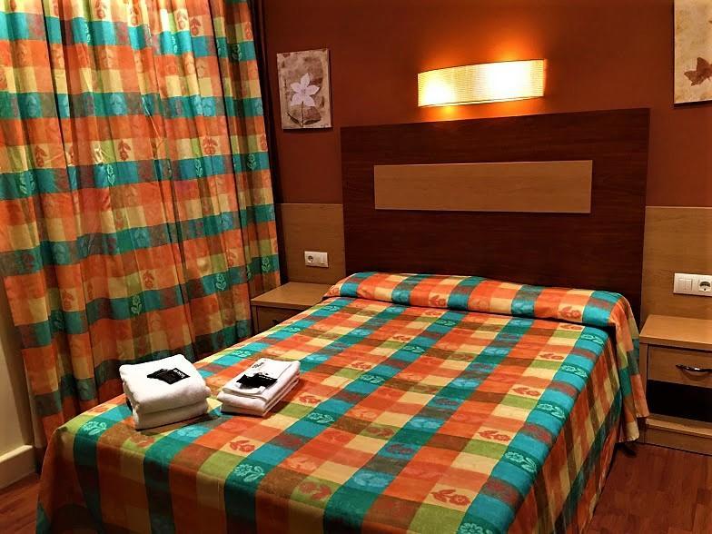 Maçanet de Cabrenys Hotel La Fonda Dels Pirineus מראה חיצוני תמונה