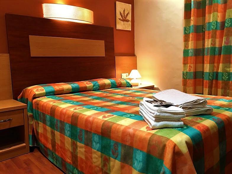 Maçanet de Cabrenys Hotel La Fonda Dels Pirineus מראה חיצוני תמונה